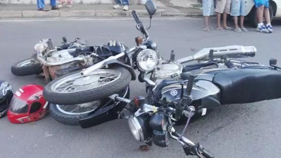 Colisão entre motocicletas deixa três feridos em avenida movimentada de Vilhena
