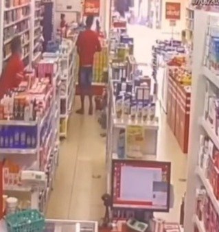 Câmeras flagram homem furtando farmácia no centro de Cerejeiras