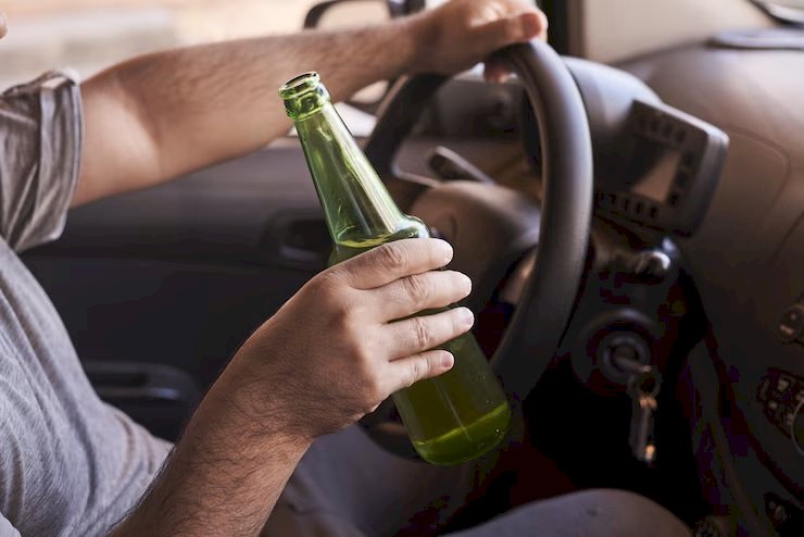 Pai embriagado perde criança em Vilhena; vizinho acolhe menina e homem é preso por negligência