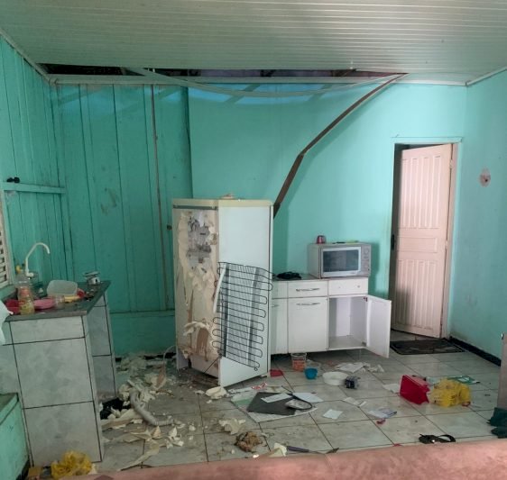 Casal com filhos pequenos tem casa invadida e móveis furtados em Vilhena; suspeita ameaçou vítima com faca