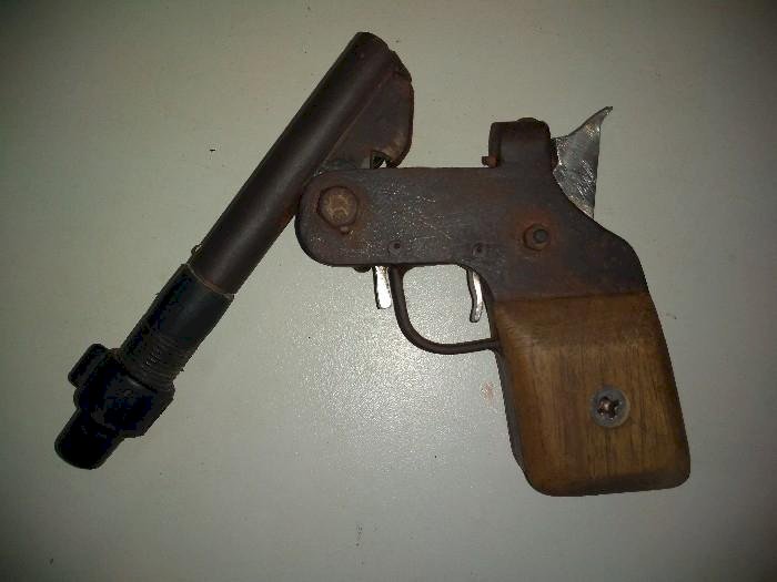 Homem é preso com arma artesanal e porção de droga em residência no bairro BNH, em Vilhena