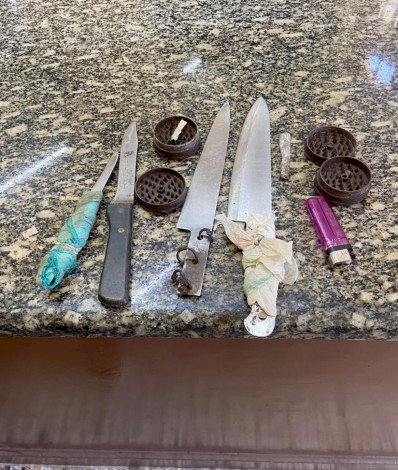 PM apreende adolescente e detém homem com entorpecente e armas brancas em Cerejeiras