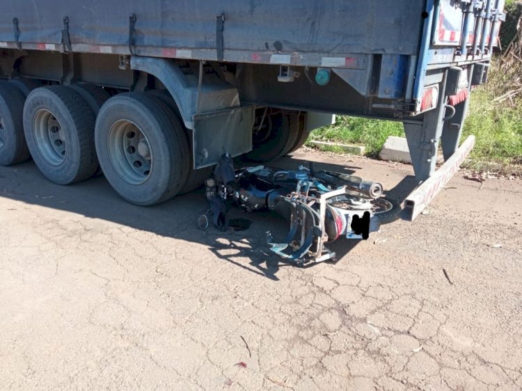 Motociclista fica ferido após colidir na traseira de carreta e é levado ao hospital em Vilhena