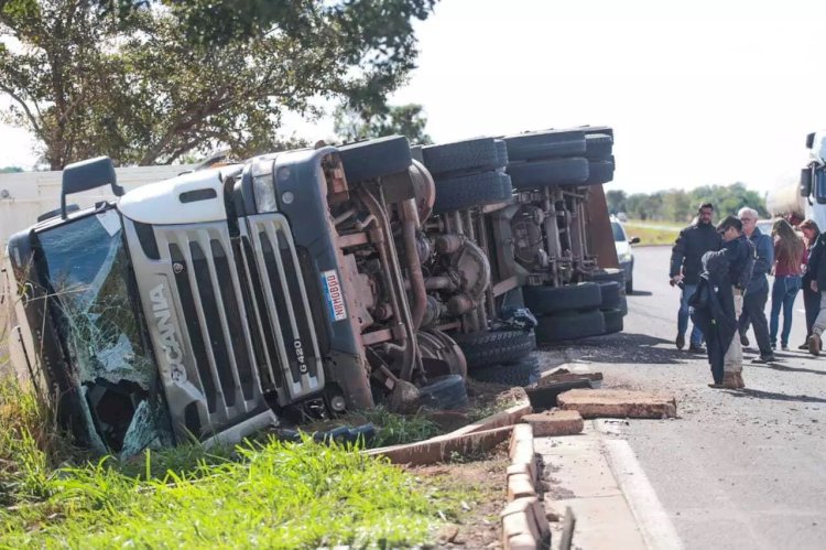 Carreta tomba ao tentar evitar colisão com ônibus na BR-435, próximo a Cerejeiras