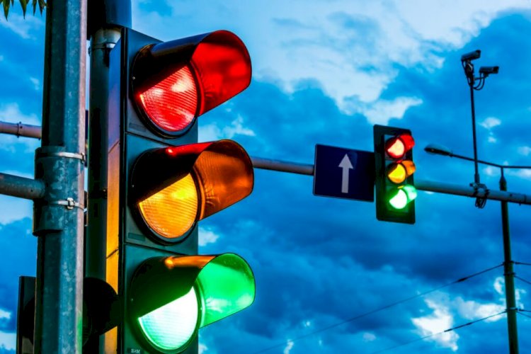 Condutor avança sinal vermelho, provoca acidente e foge com criança no centro de Vilhena