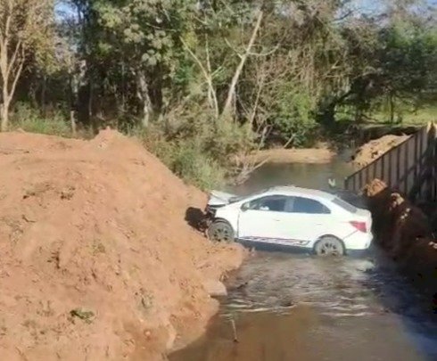 Carro cai em rio durante a madrugada em obra de ponte em Cerejeiras; três pessoas ficam feridas