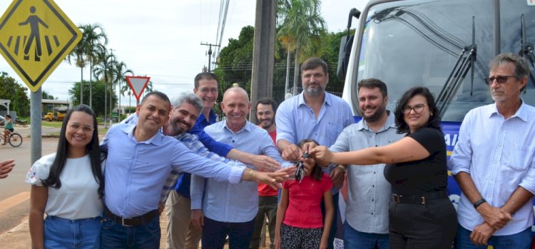 Ezequiel Neiva entrega micro-ônibus para ampliar transporte de pacientes e fortalecer a saúde em Cabixi