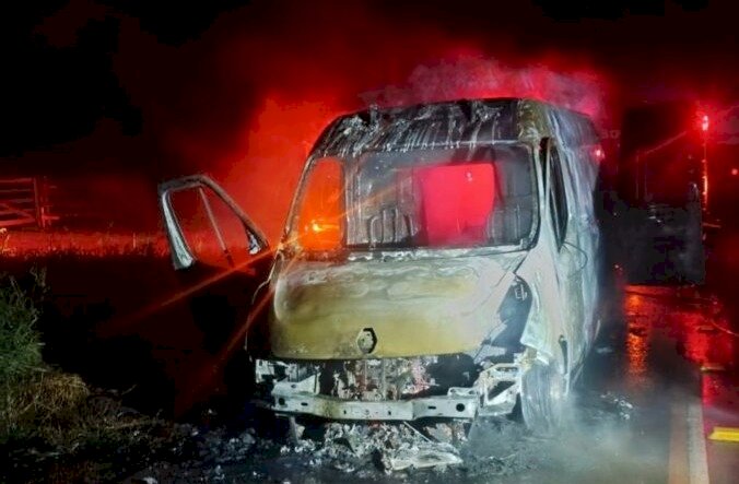 Ambulância de Alta Floresta do Oeste pega fogo na RO-479 durante transporte de paciente