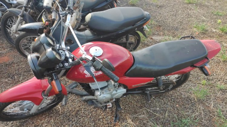 Dupla armada rouba motocicleta em Cerejeiras; menor é apreendido e celular recuperado