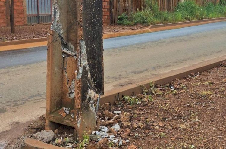Poste danificado por carreta segue oferecendo risco há quase três semanas em praça de Vilhena