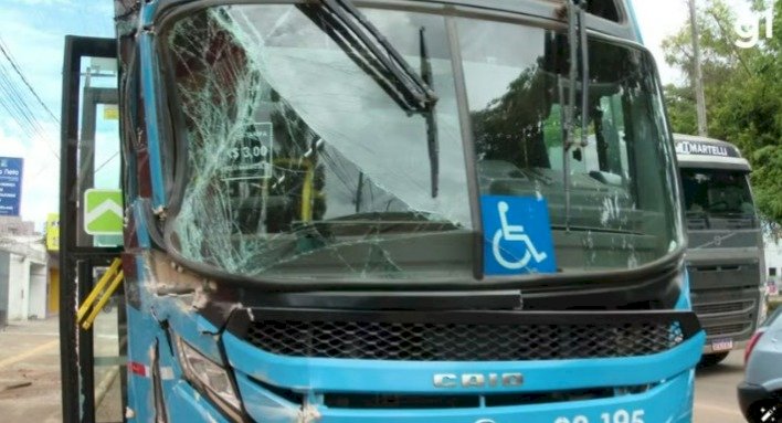 Colisão entre carreta carregada de soja e ônibus deixa passageiros feridos em Porto Velho