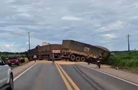 Colisão entre três carretas interdita BR-364 neste domingo no interior de Rondônia