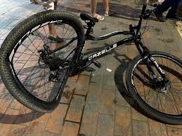 Acidente entre moto e bicicleta deixa duas pessoas feridas em cruzamento de Jaru