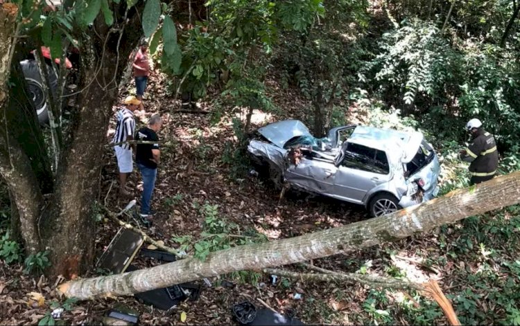 Carro capota em estrada vicinal e quatro pessoas são socorridas em Cerejeiras