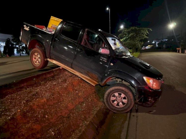 Caminhonete é localizada sem condutor após ficar presa em canteiro às margens da BR-364