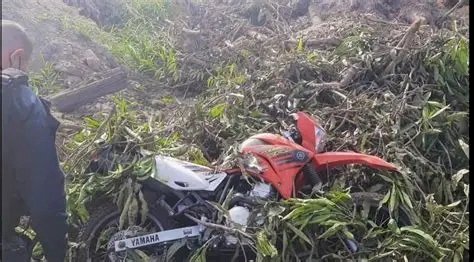 PM recupera motocicleta furtada escondida em matagal em Corumbiara