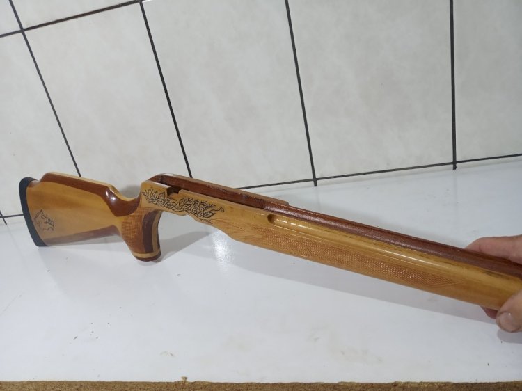 Homem armado com faca entrou em uma igreja e atacou parentes em Chupinguaia; um rifle feito à mão foi confiscado.