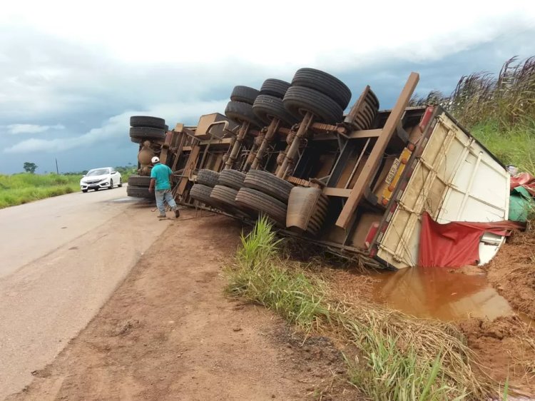 Caminhão tomba na BR-435 após desviar de buraco na pista em Rondônia