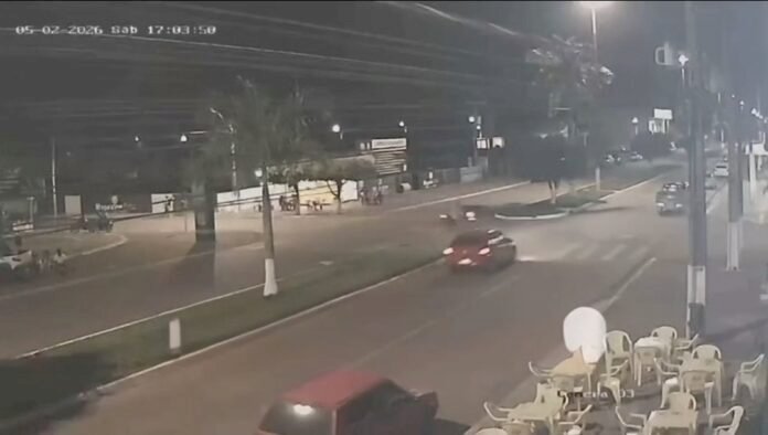 Cerejeiras: motociclista é atingido por carro após invadir preferencial; acidente foi registrado por câmera