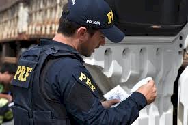 PRF prende motorista por uso de documento falso durante fiscalização em Jaru (RO)