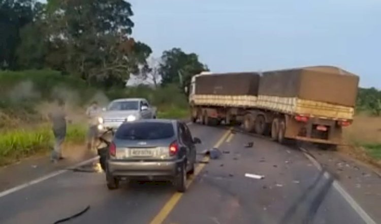 Colisão entre caminhonete e motocicleta deixa dois mortos na BR-364, em Jaru