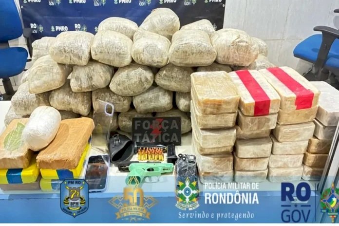 Casal é preso com mais de 80 quilos de drogas e arma durante operação da PM em Rondônia