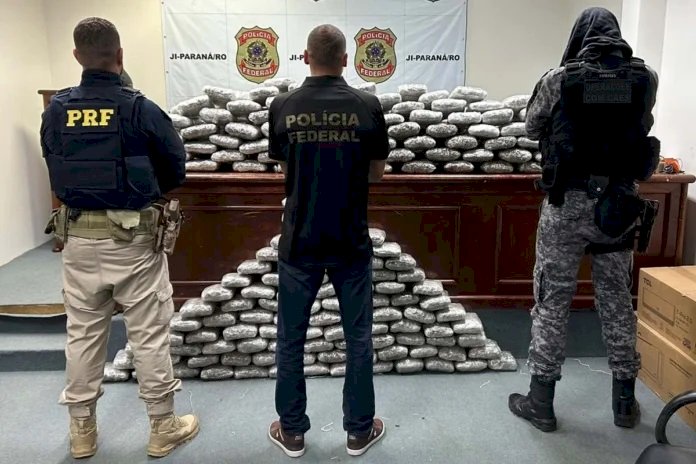 Motorista fura bloqueio policial e acaba preso com cerca de 170 quilos de maconha em Rondônia