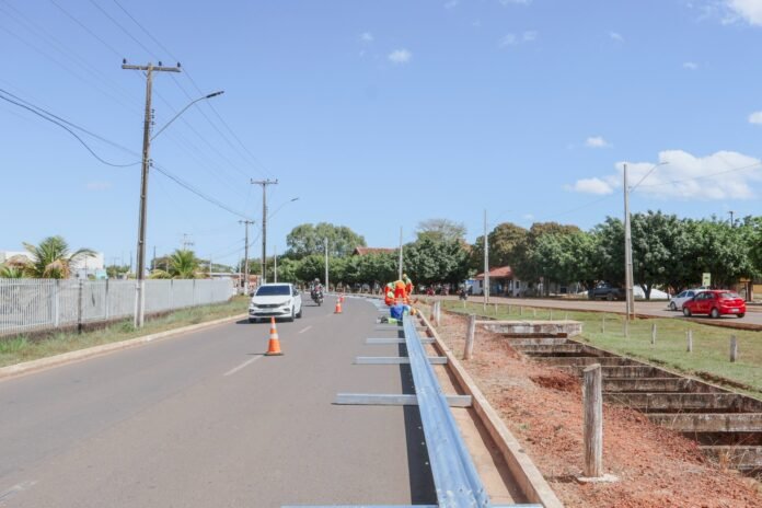 Vilhena inicia instalação de 5 quilômetros de guard-rails para reforçar segurança no trânsito