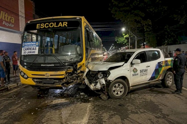 Caminhonete da Sesai bate em ônibus com 21 estudantes durante os Jogos Escolares em Porto Velho