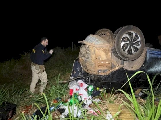 Mulher morre e três ficam feridos após carro capotar na BR-364