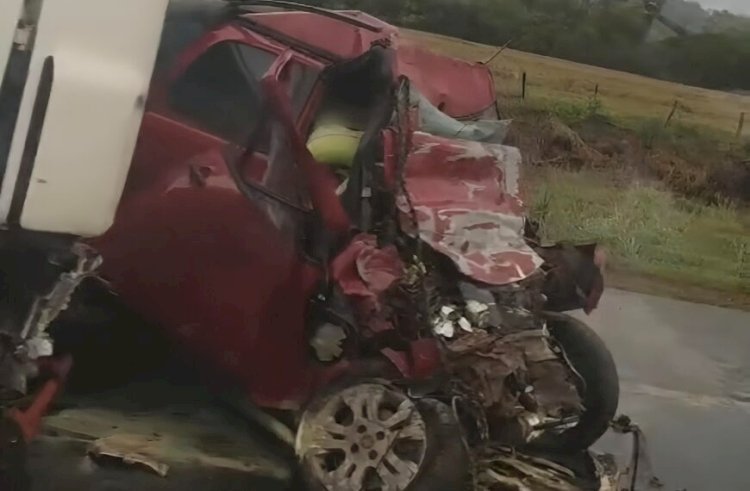 Acidente entre carro e carreta mata duas pessoas e bloqueia BR-364 em Mato Grosso